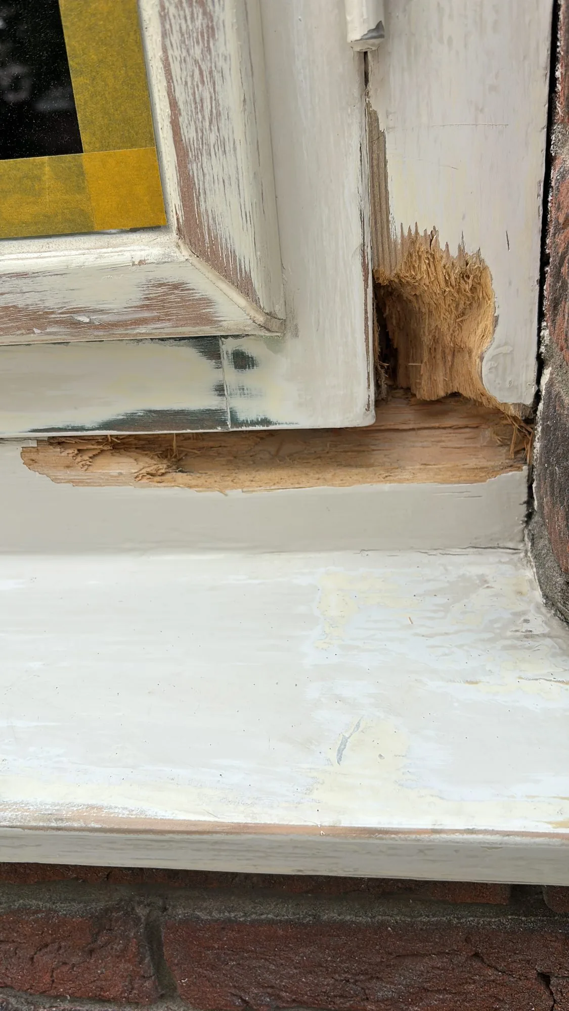 Houtrot en aangetaste dorpel zichtbaar tijdens inspectie